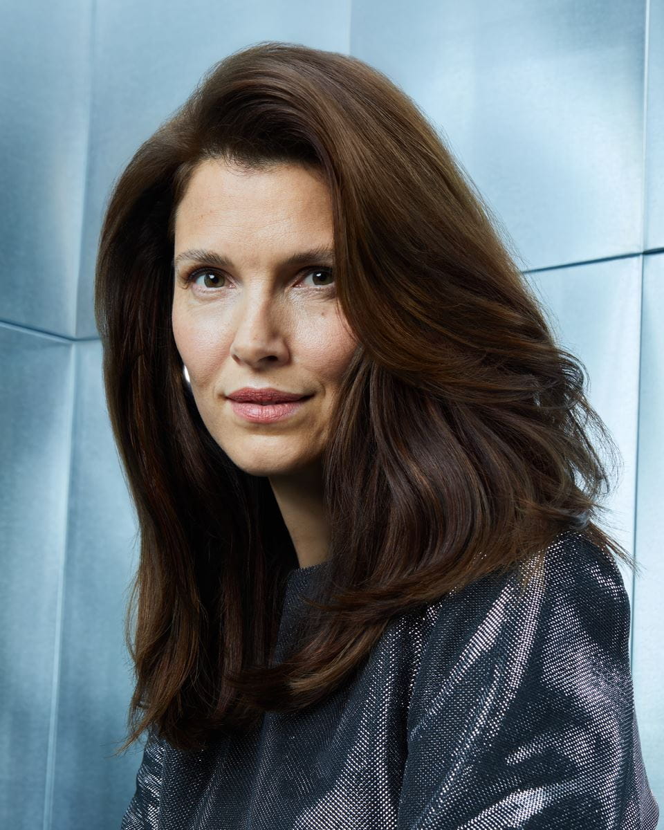 Frau mit langen braunen Haaren