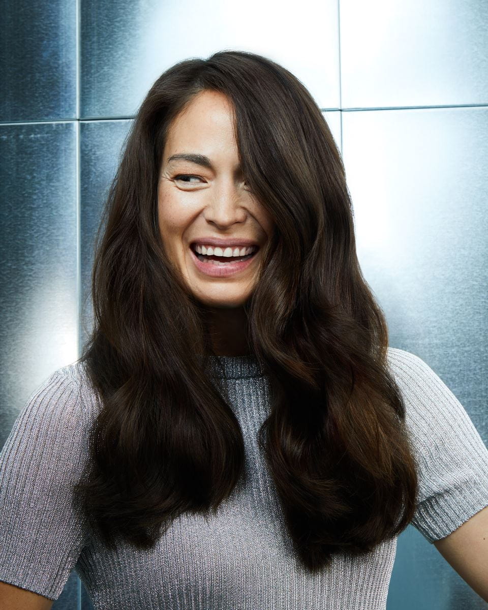 Frau mit langen, welligen Haaren