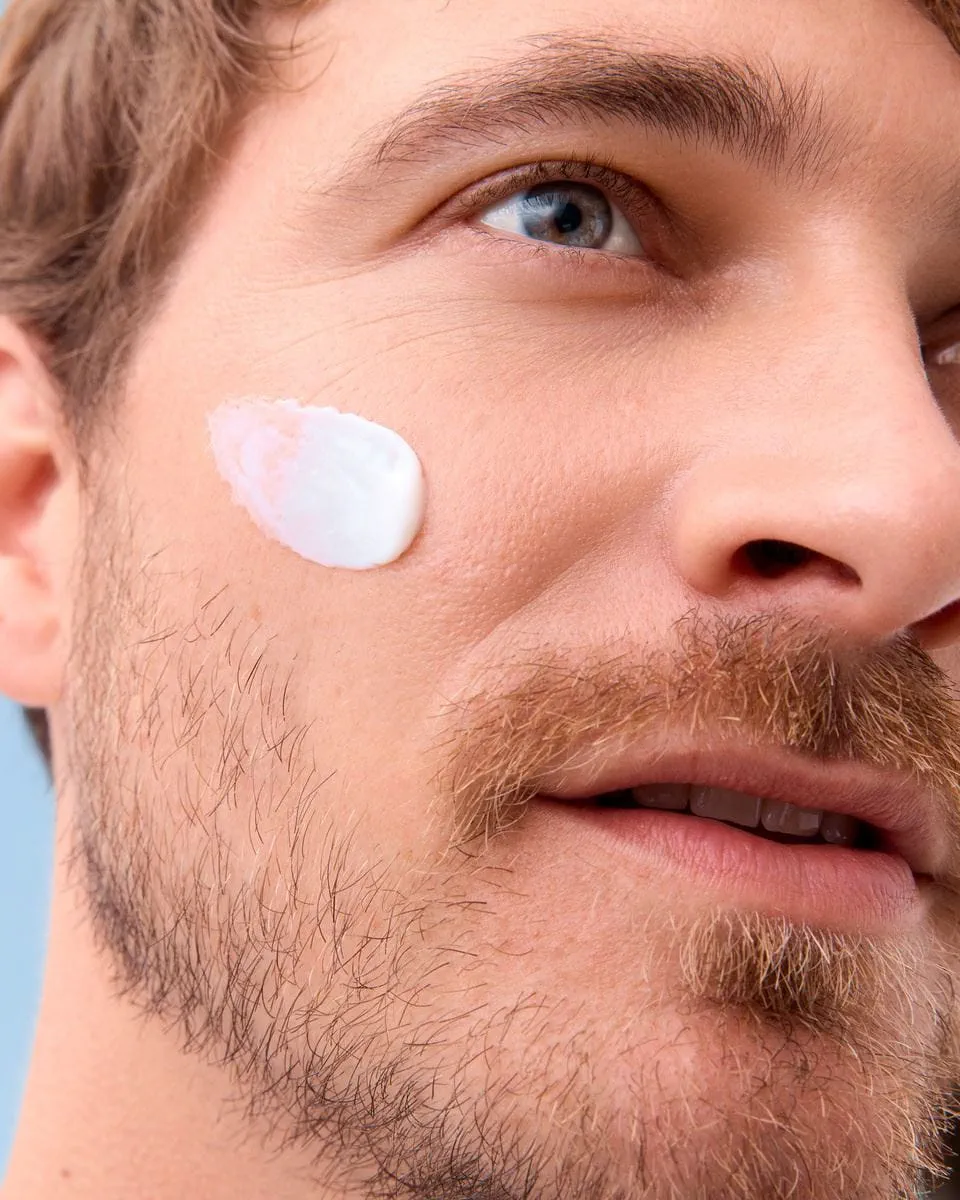 man die Nivea-gezichtscrème aanbrengt