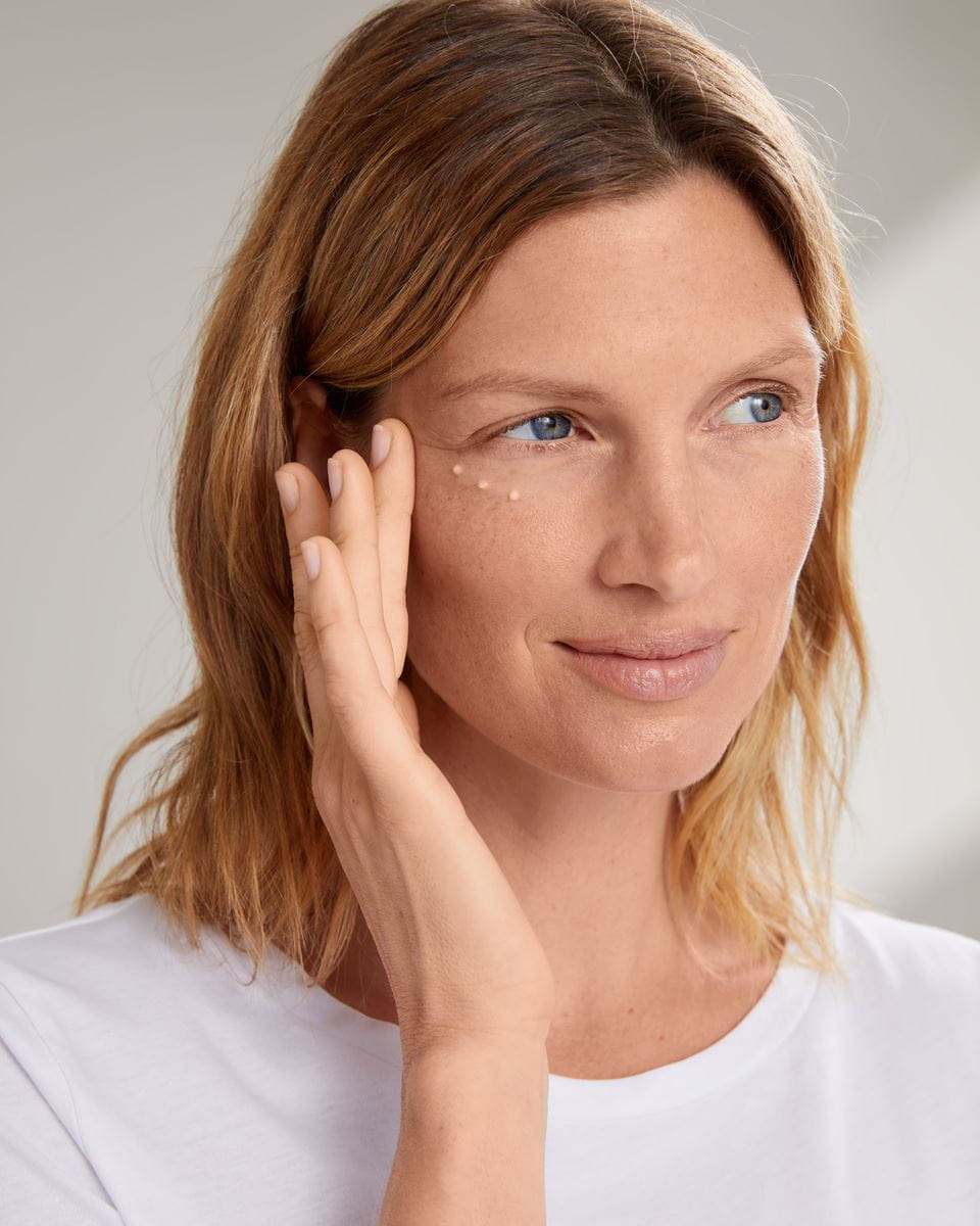 kobieta stosująca wypełniacz Nivea Cellular Expert Filler
