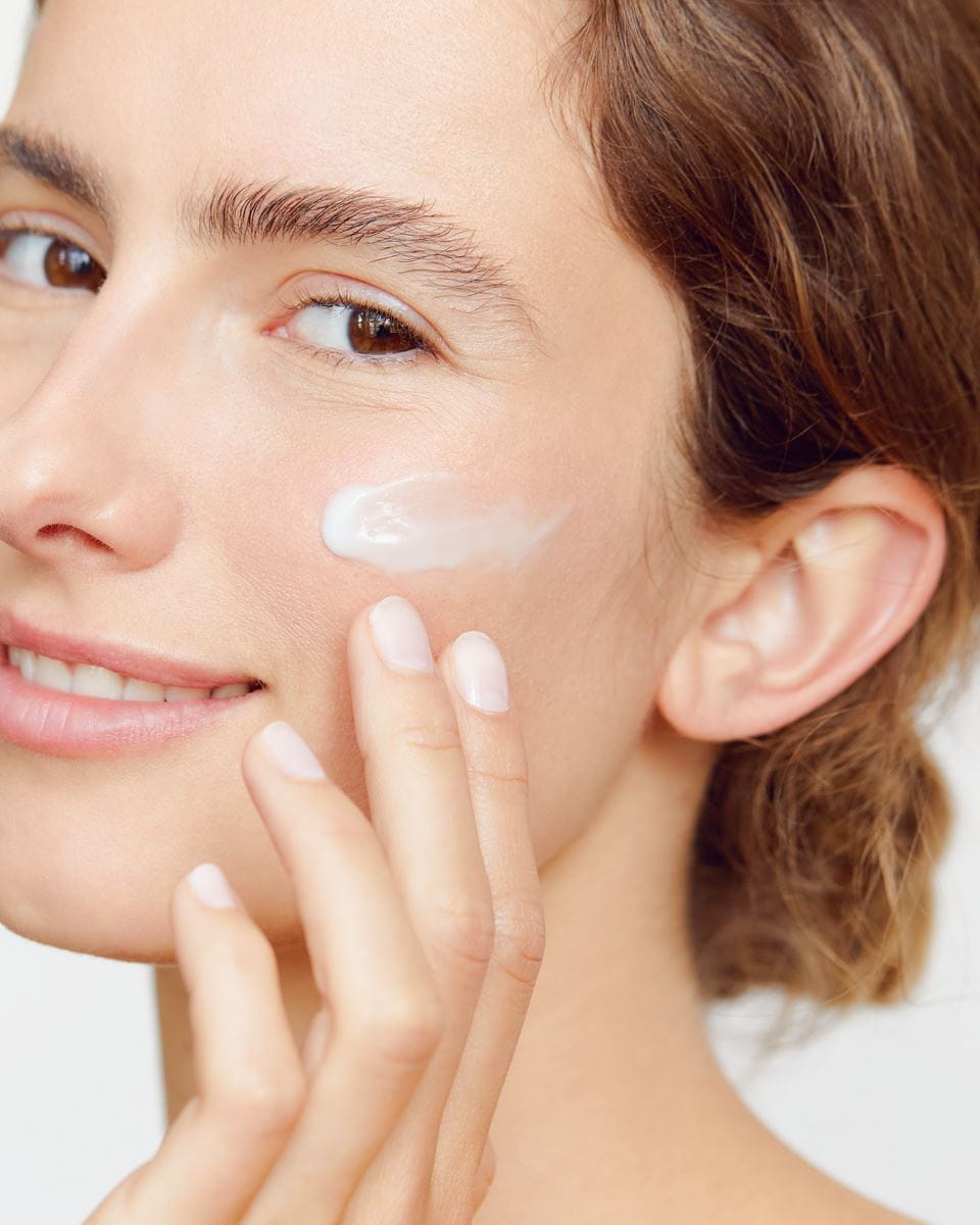 femme appliquant la crème pour le visage Nivea