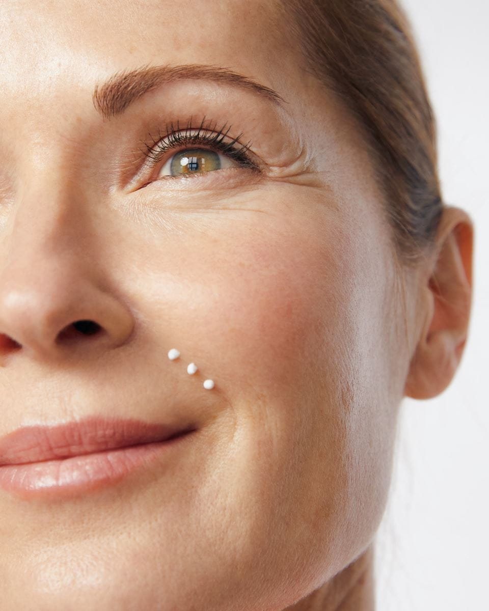 Frau, die Nivea Anti-Falten-Creme aufträgt