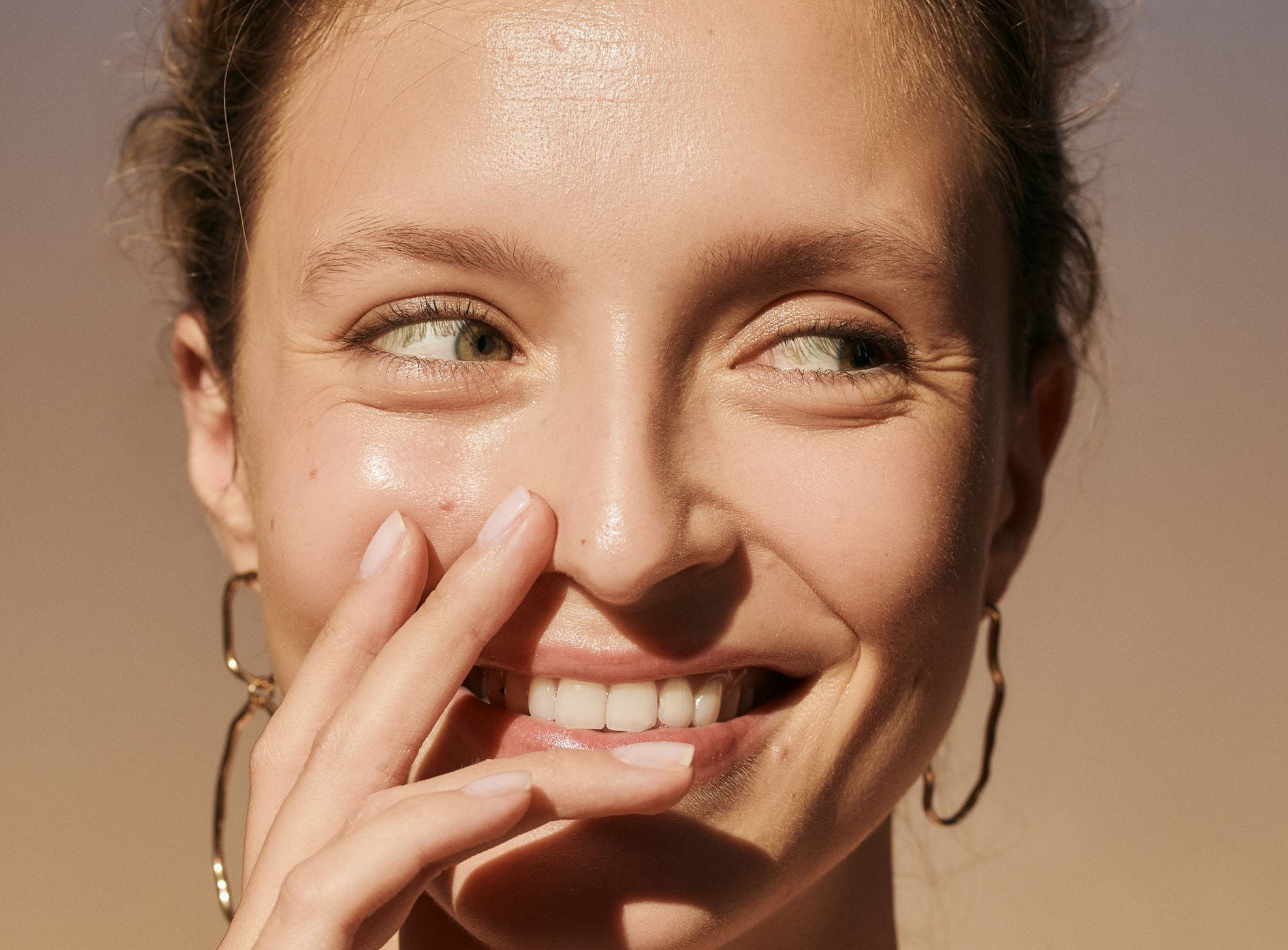 nainen, jolla on ihottumaa