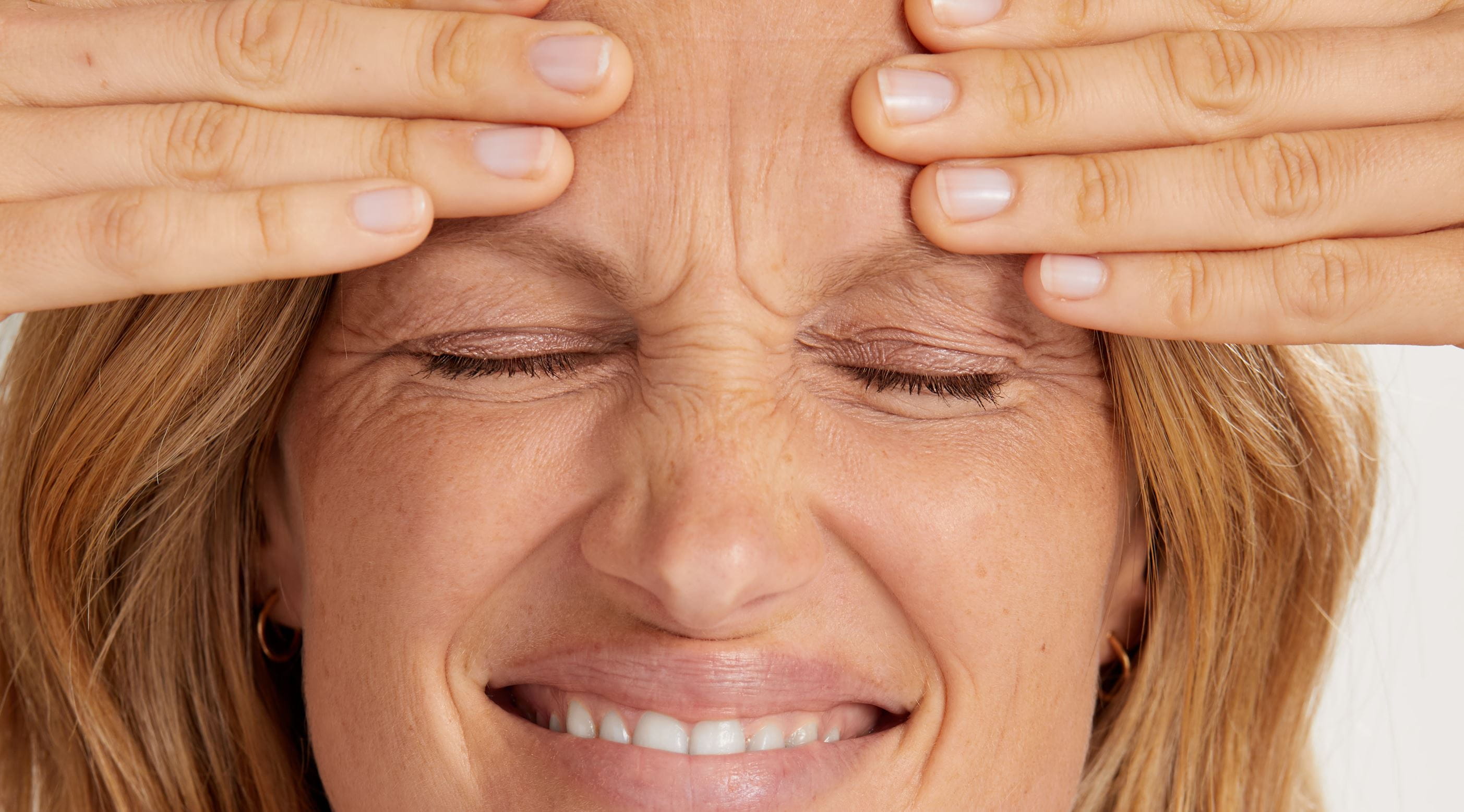 nainen, jolla on ryppyjä