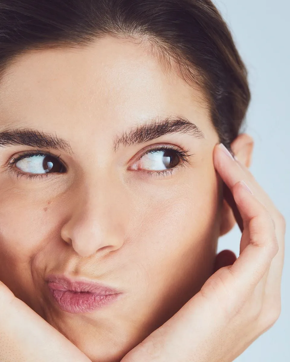 Mädchen mit dunklem Haar schaut auf ihre linke Seite