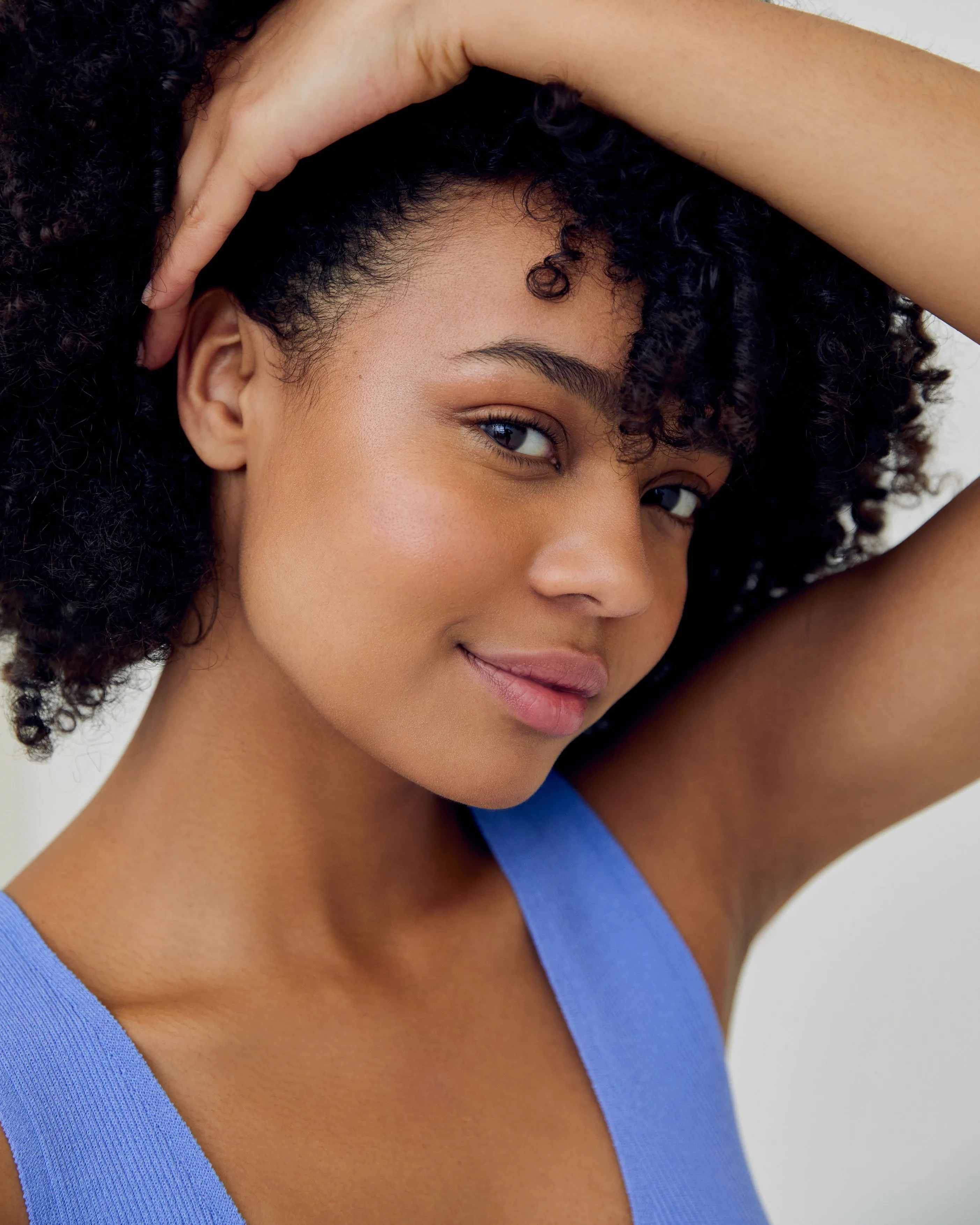  chica con cabello negro y rizado