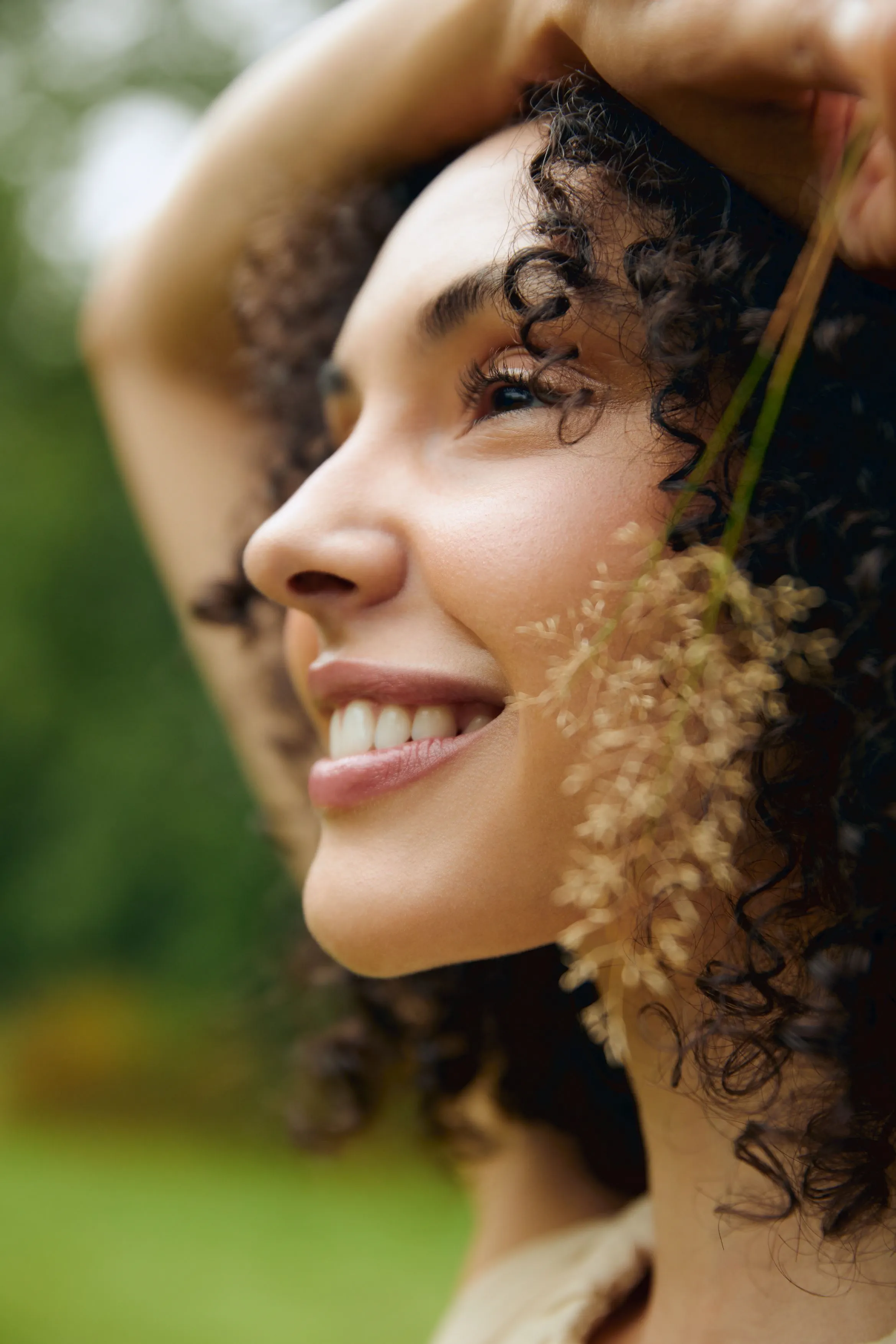 chica con cabello rizado, sonriendo