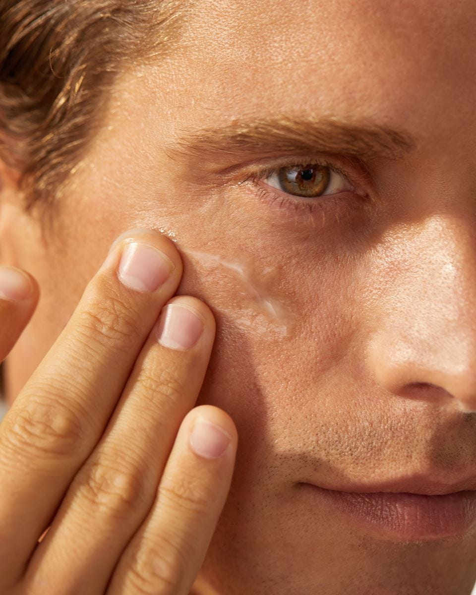 uomo che applica la crema viso Nivea