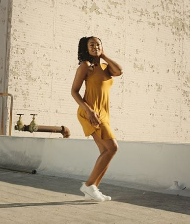 mujer en vestido amarillo
