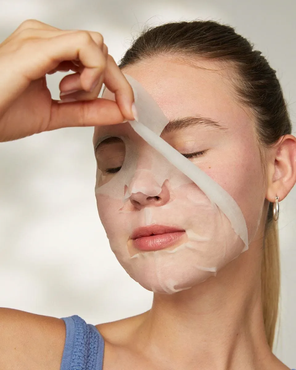 Niñas usando una mascarilla Nivea