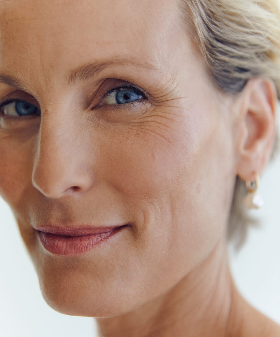 pige, der anvender Nivea solbeskyttelsesspray