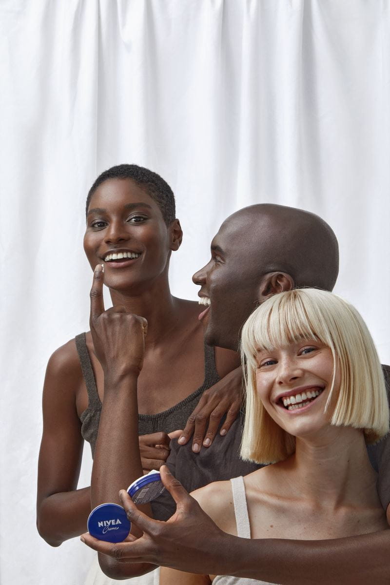 Mann und Frau lächeln