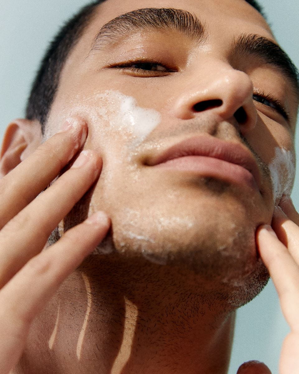 homme utilisant l'exfoliant Nivea DermaSkin