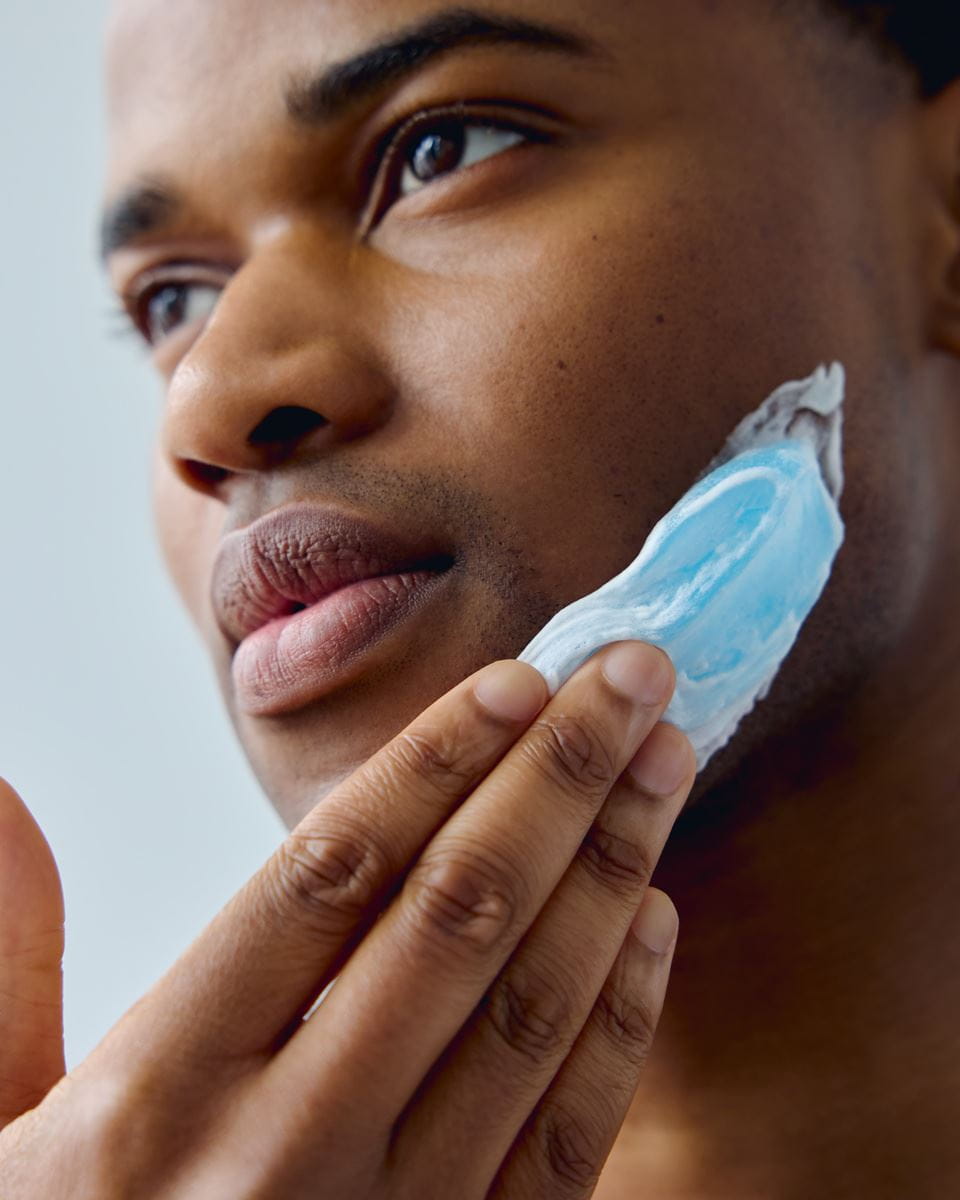 giovane che applica la schiuma da barba Nivea sul viso