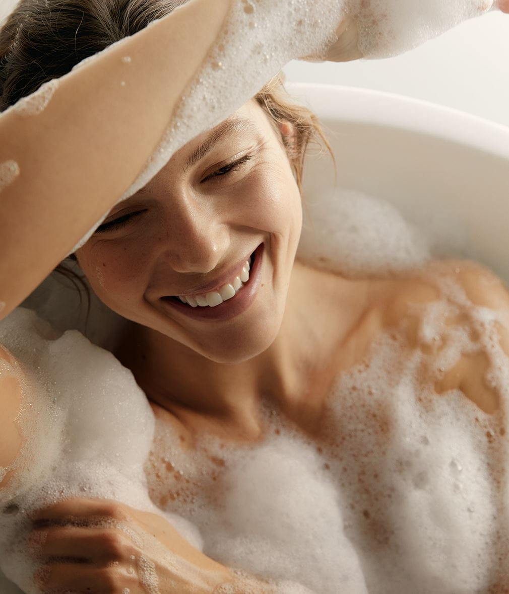 junge Frau beim Baden