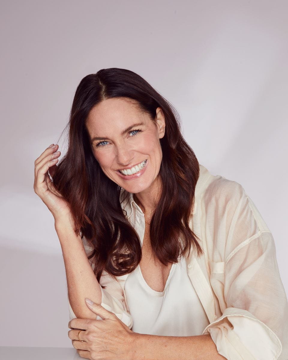 μακριά μαλλιά γυναίκα που χαμογελά