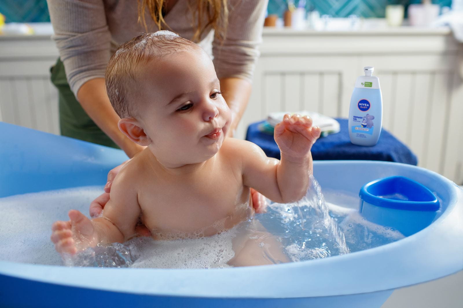 ein Baby, das ein Bad nimmt