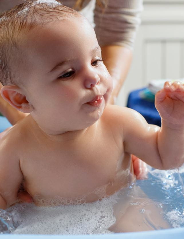 ein Baby, das ein Bad nimmt