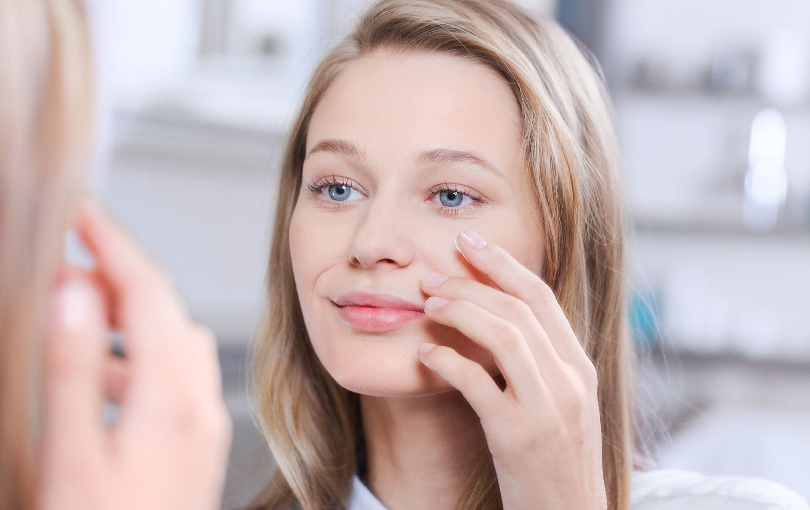 woman applying argan oil