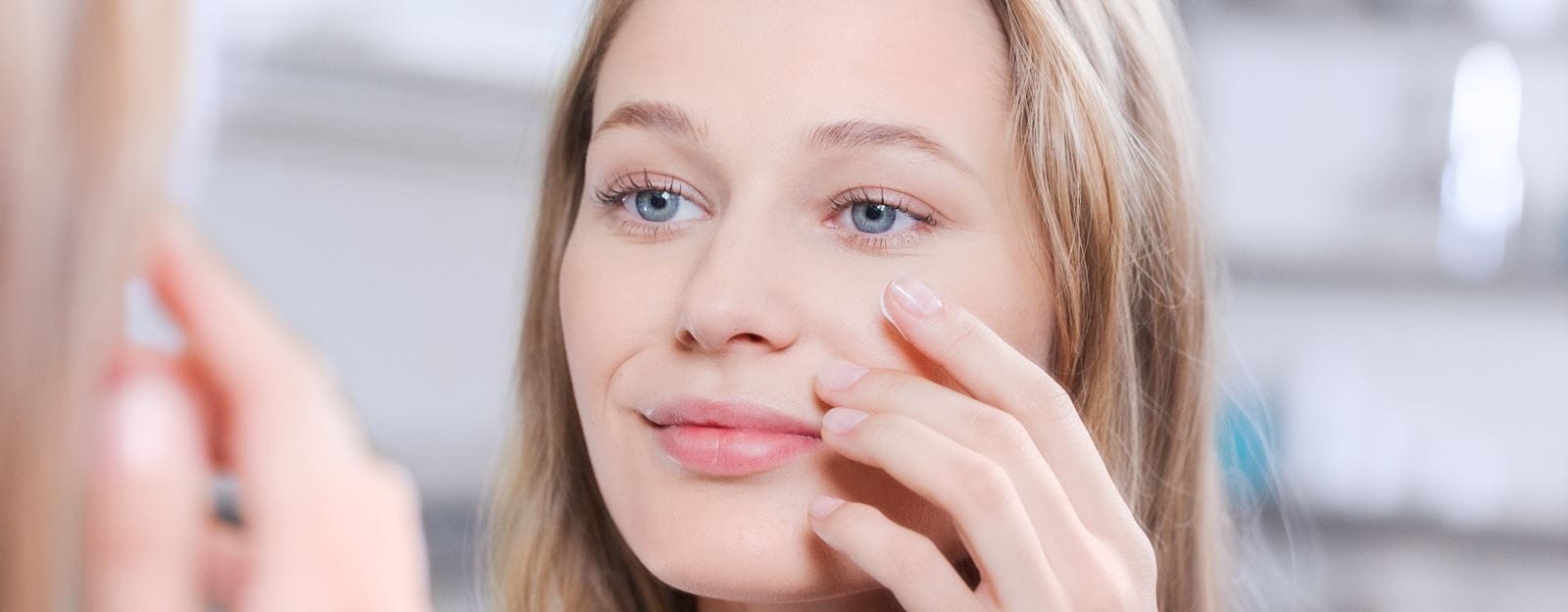 mujer limpiando piel sensible