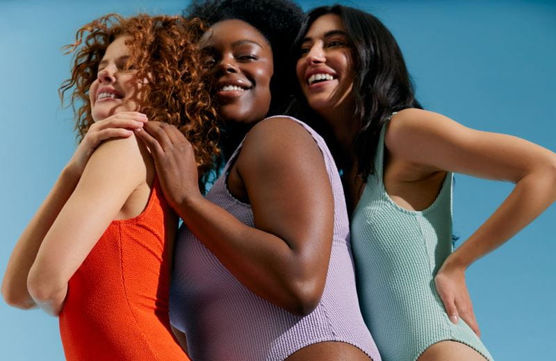 trzy młode kobiety w słońcu