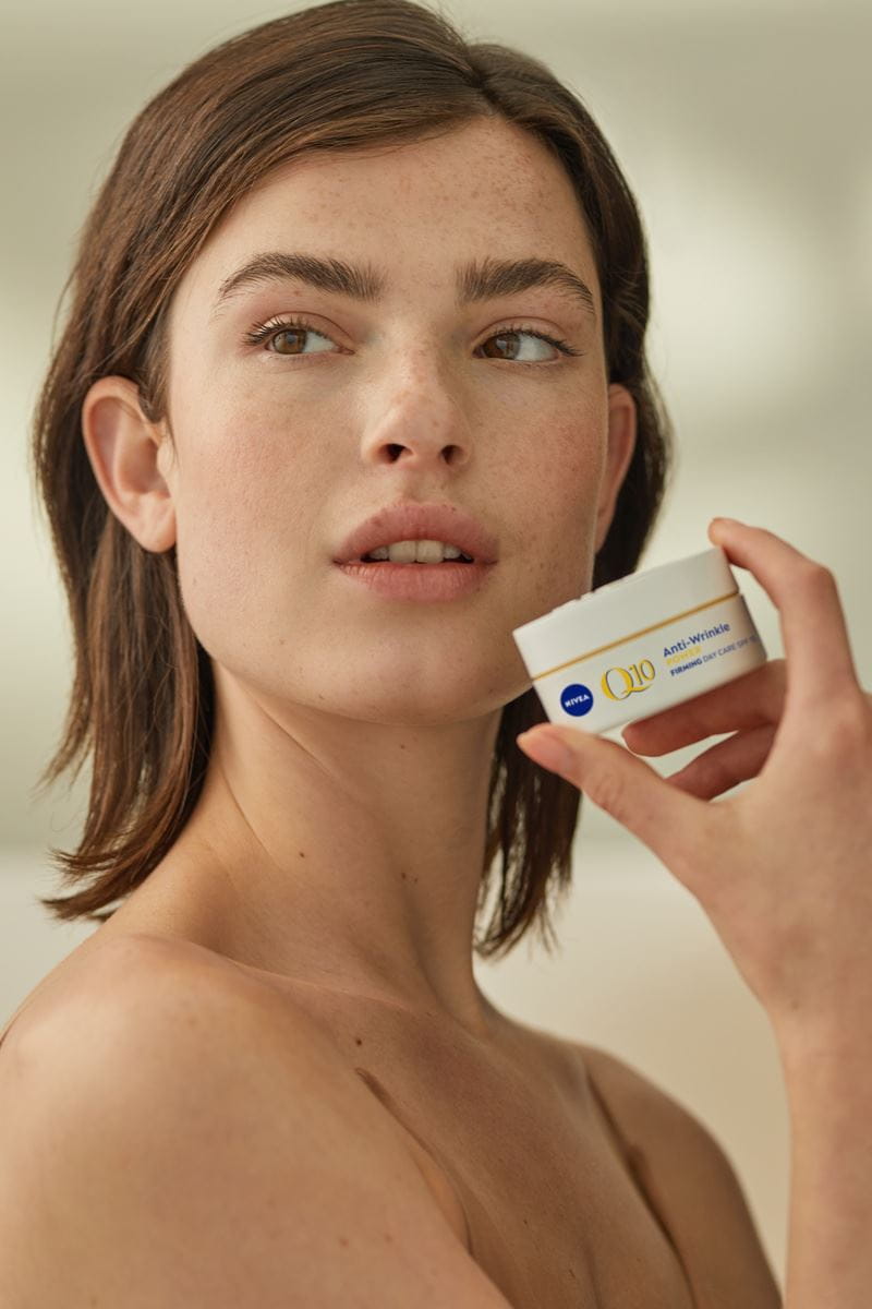 mulher usando creme antirrugas Nivea Q10
