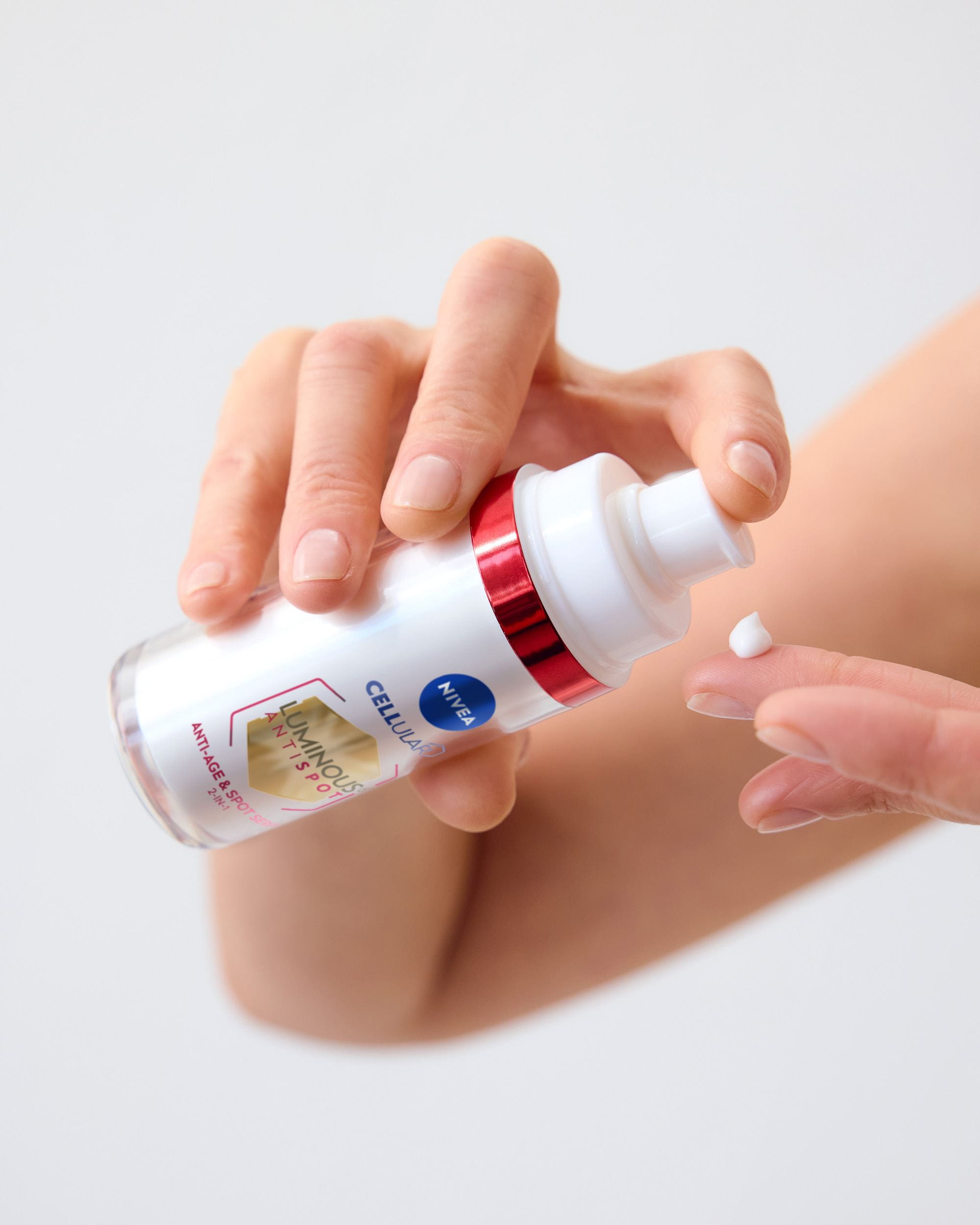 Mann, der NIVEA MEN Anti-Age 2 in 1 Power Serum verwendet
