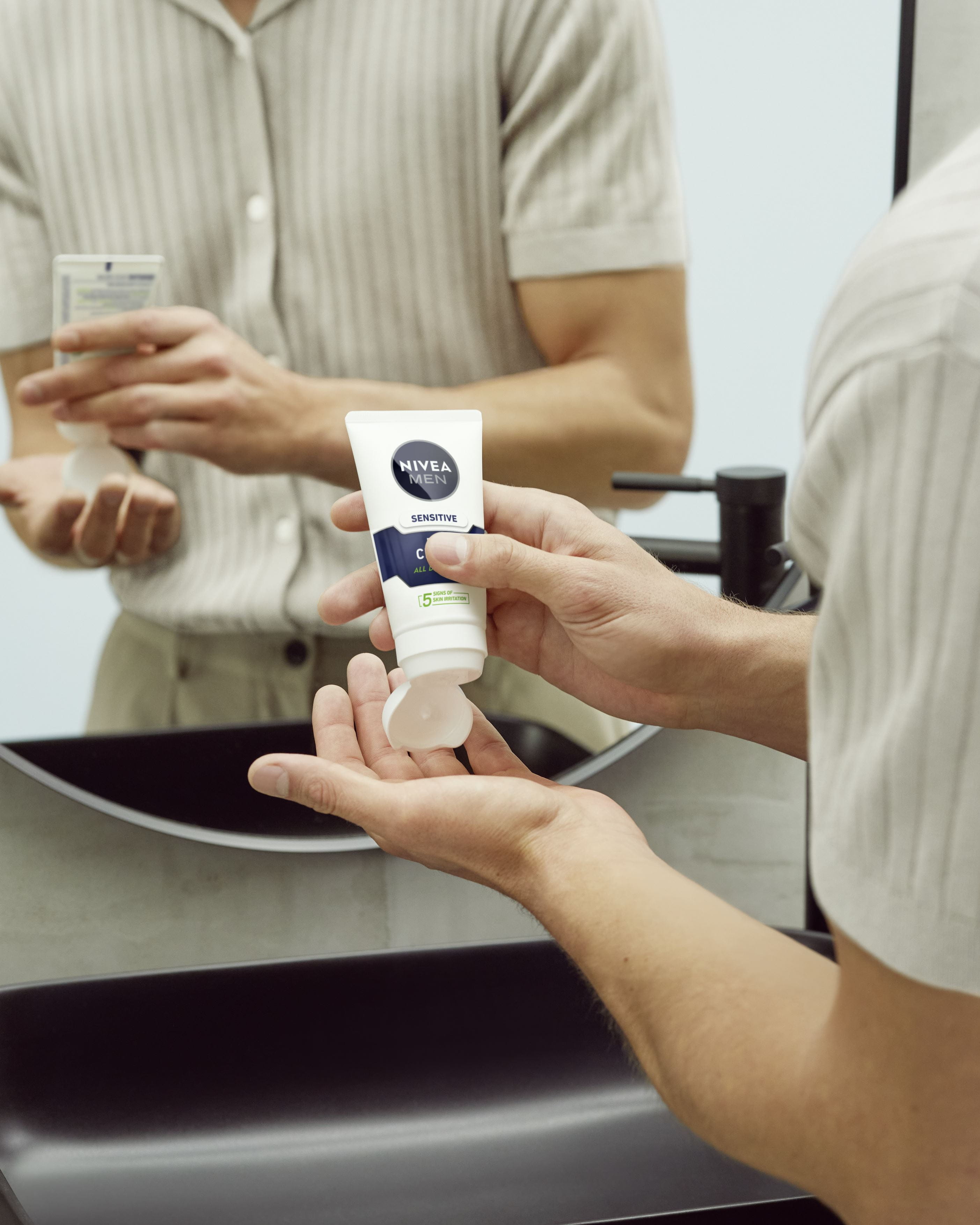 Mann trägt NIVEA MEN Gesichtswaschmittel auf