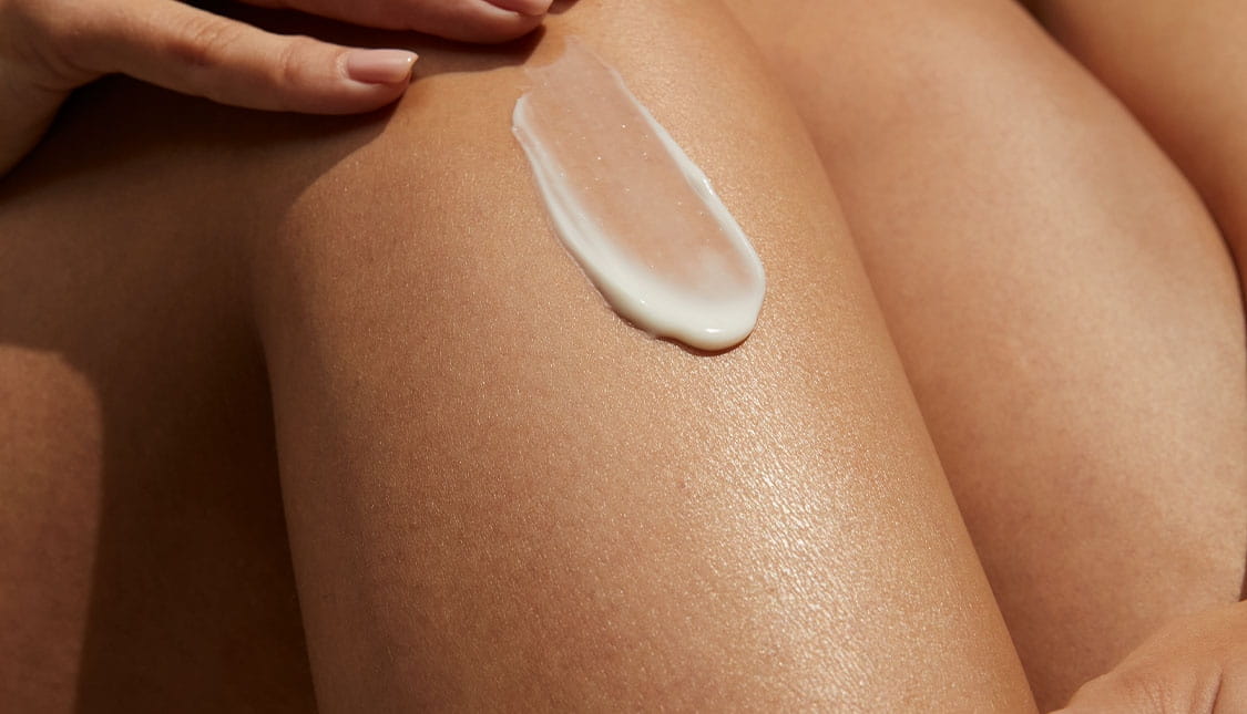 mujer usando desodorante nivea