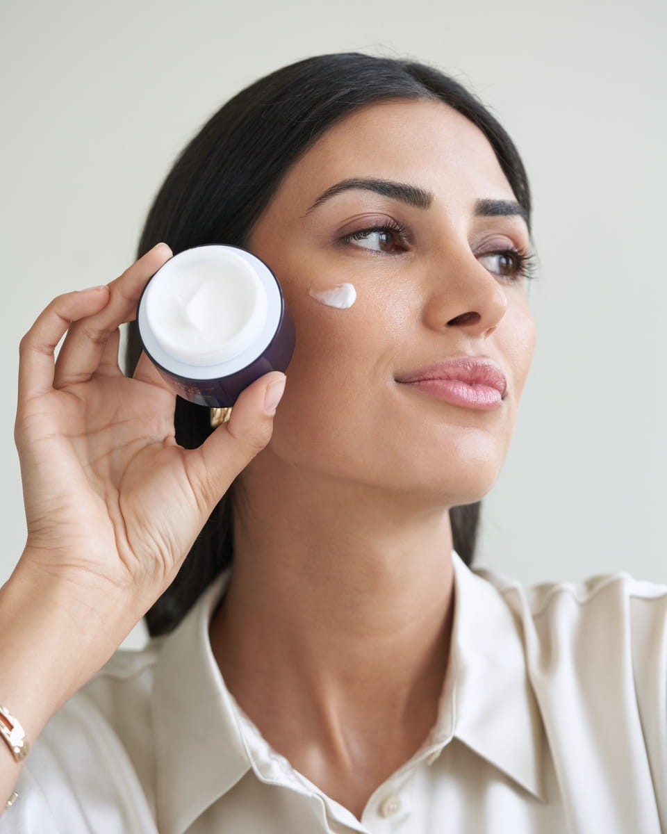 žena koja koristi kremu za lice Nivea Cellular Luminous630