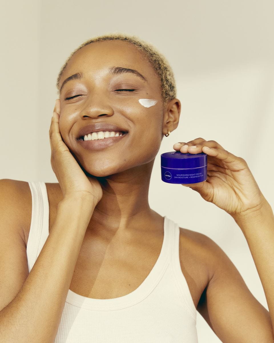 žena používající Nivea Nourishing Night Cream