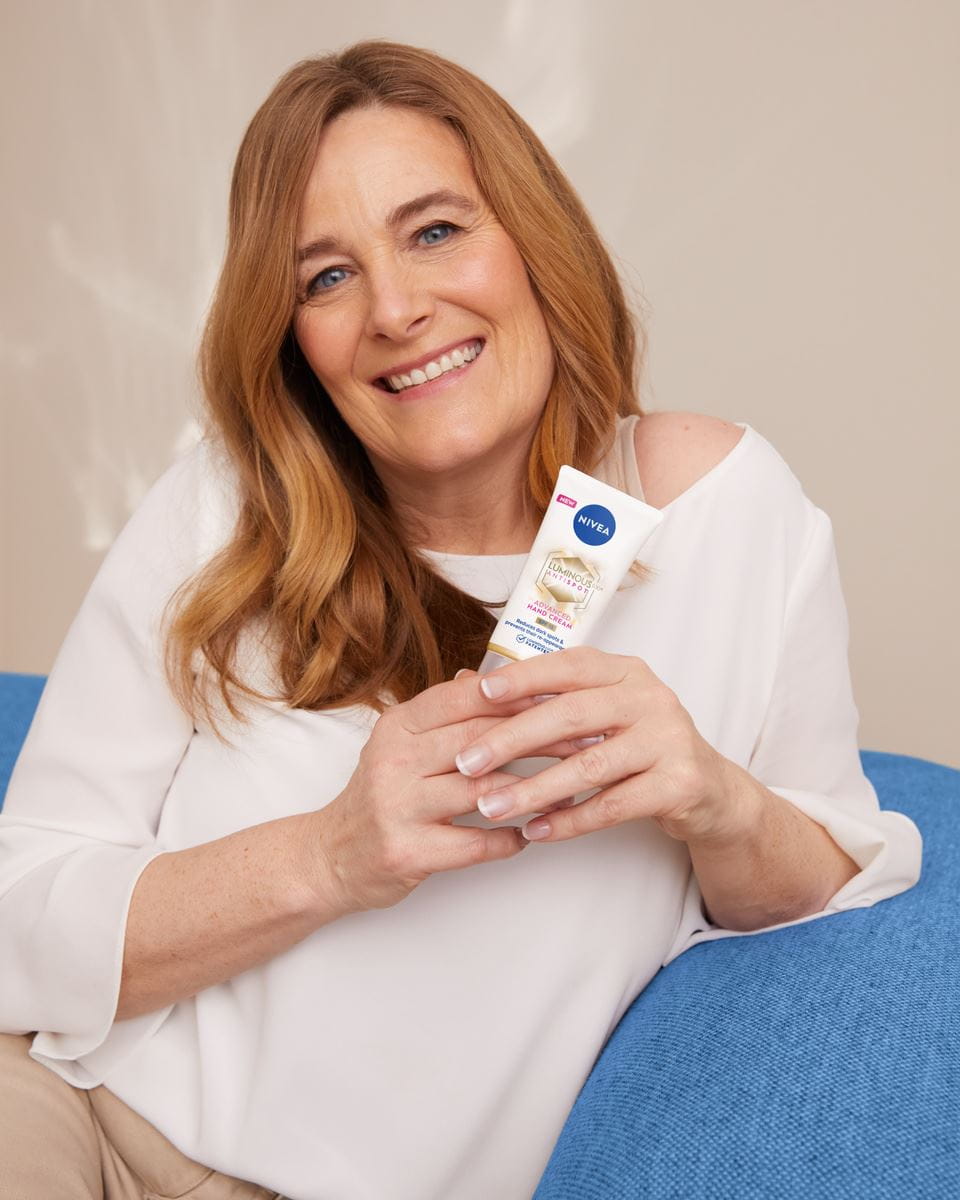 kvinne med en Nivea Luminous630 Antispot Advanced Handcrème