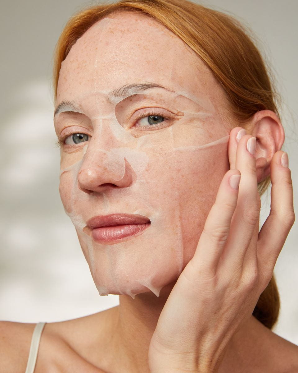 Mujer aplicando una mascarilla hidratante para el rostro