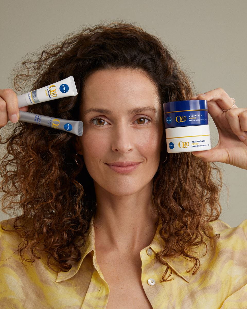 donna che utilizza i prodotti Nivea Q10