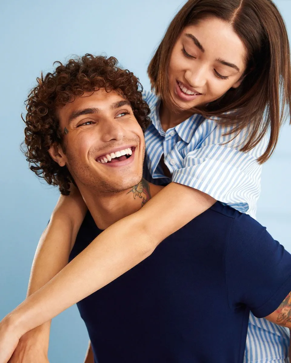 Mujer usando crema Nivea