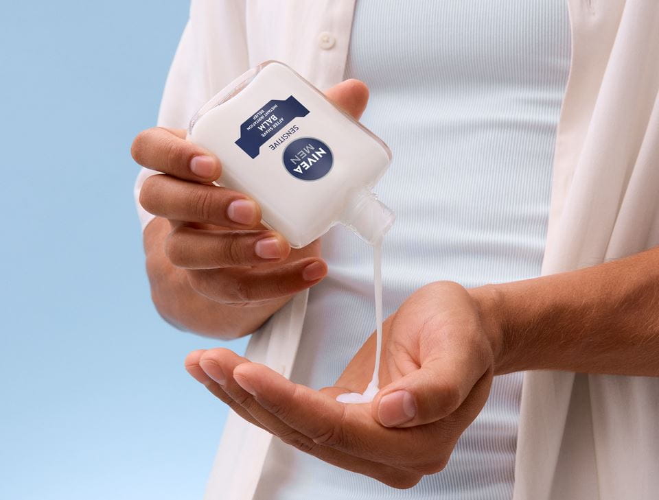 mężczyzna używający balsamu po goleniu NIVEA MEN Sensitive 0% Alcohol
