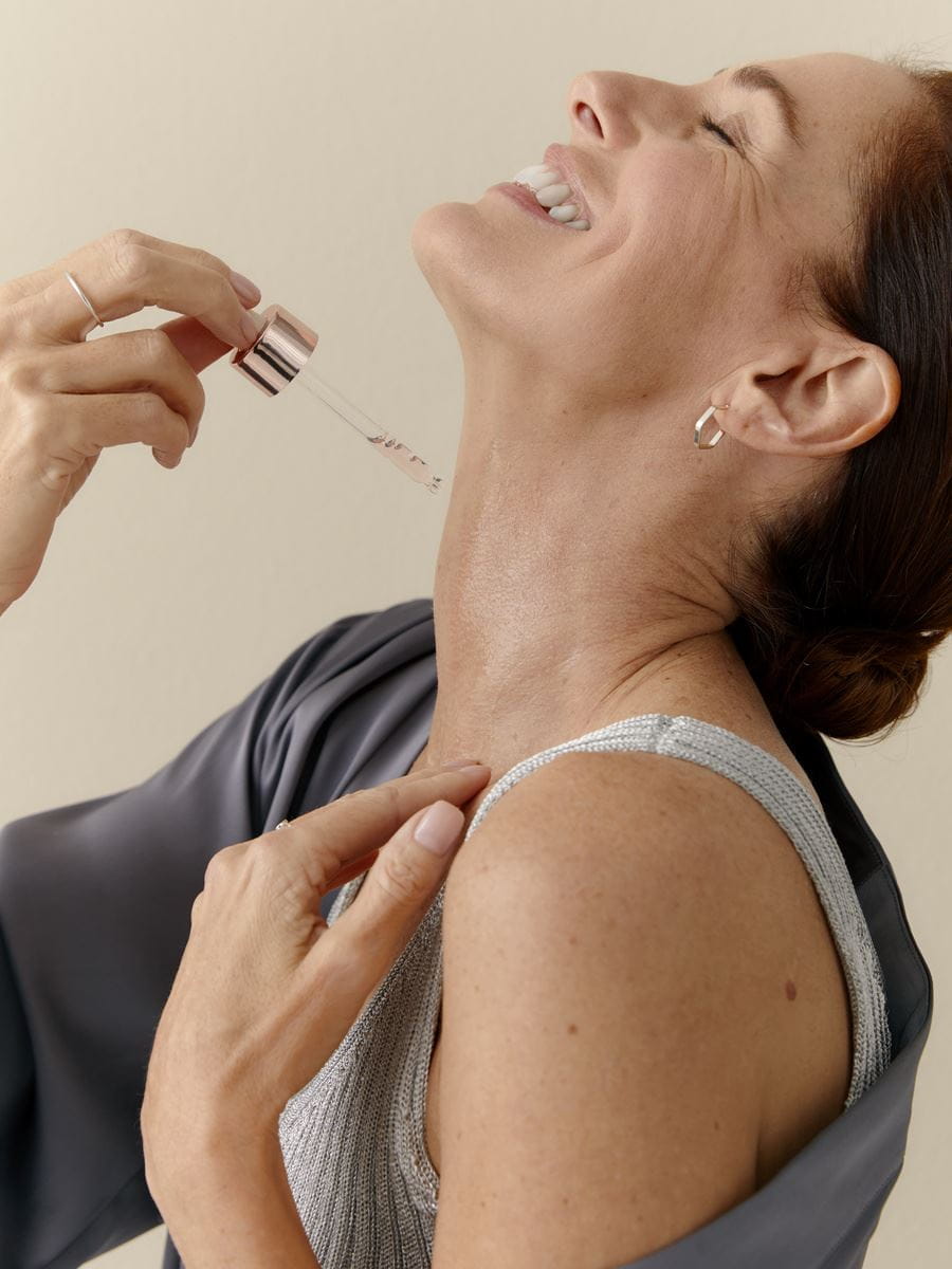 kobieta stosująca serum Nivea