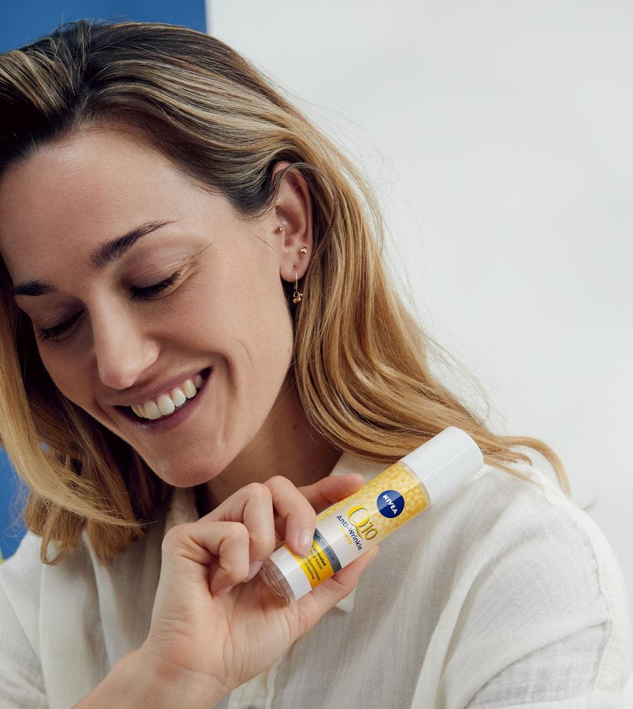 Frau hält ein Nivea Q10 Anti-Falten Power Replenishing Serum Pearl in der Hand