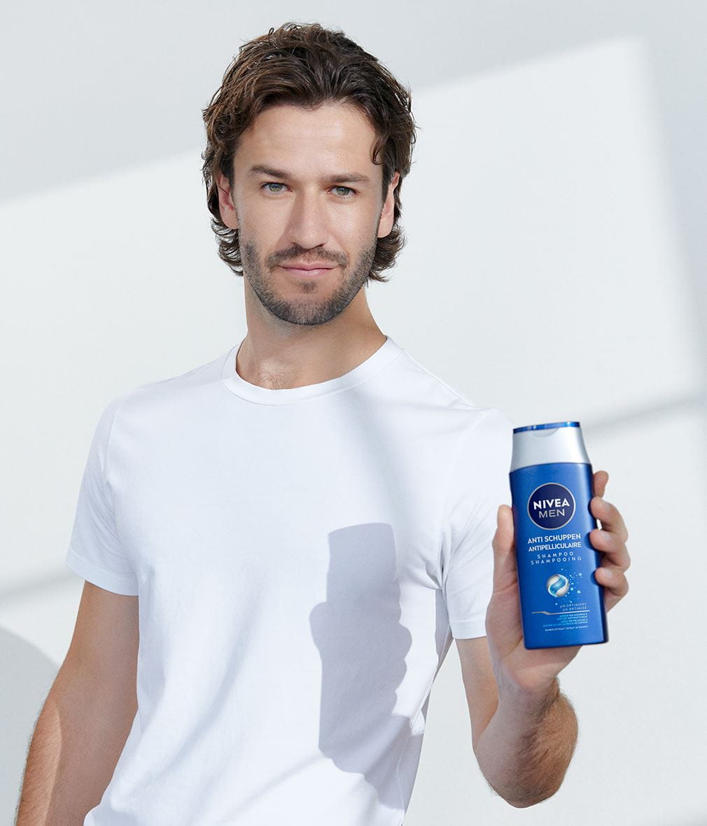 junger Mann mit NIVEA Men Anti-Schuppen Shampoo