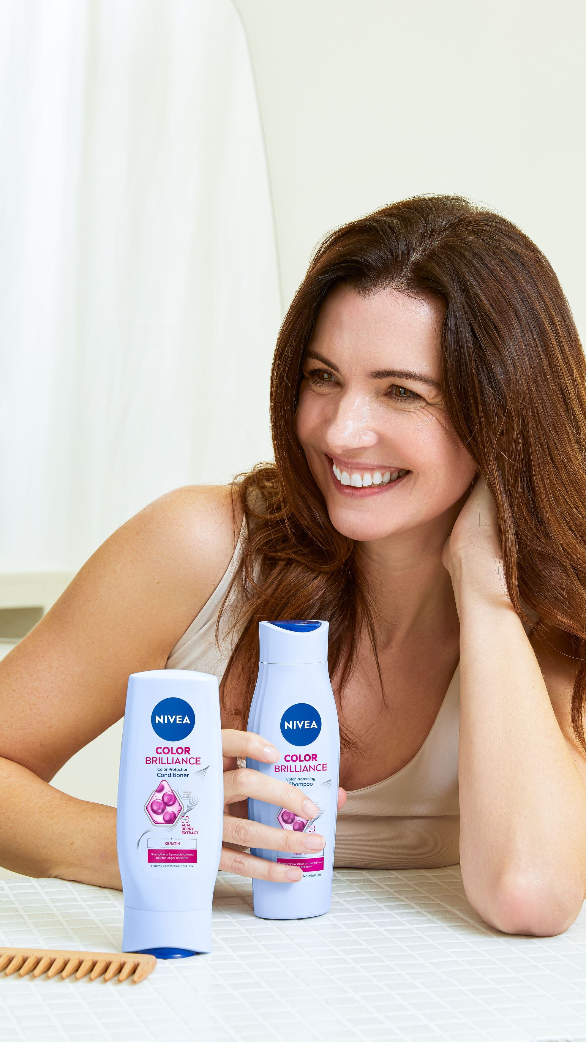 Frau verwendet Nivea Color Brilliance-Produkte