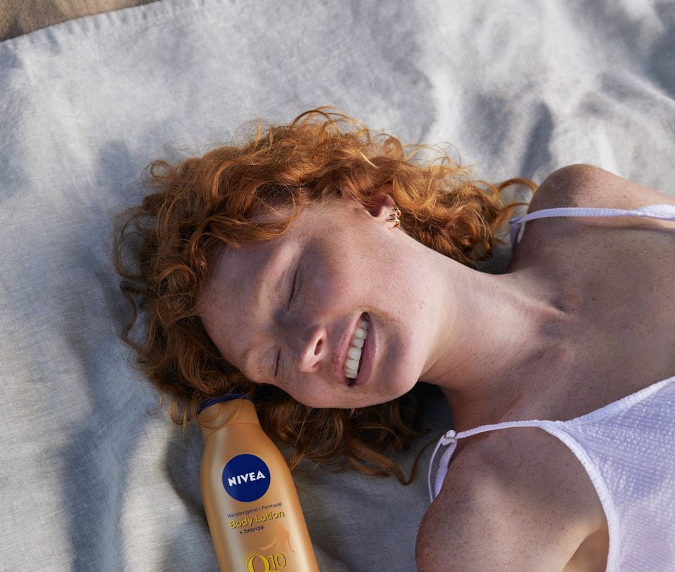 млада жена која користи Нивеа селф таб лосион