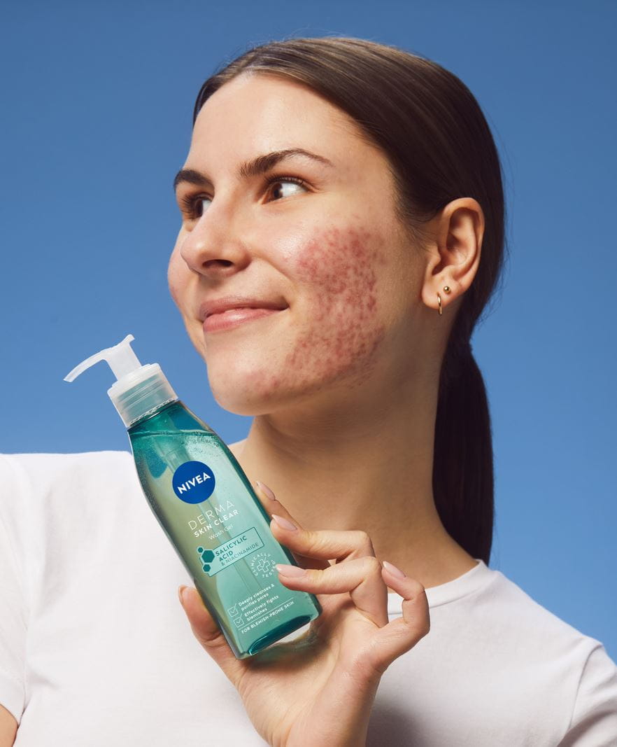 jeune femme utilisant le produit Nivea Derma Skin Clear
