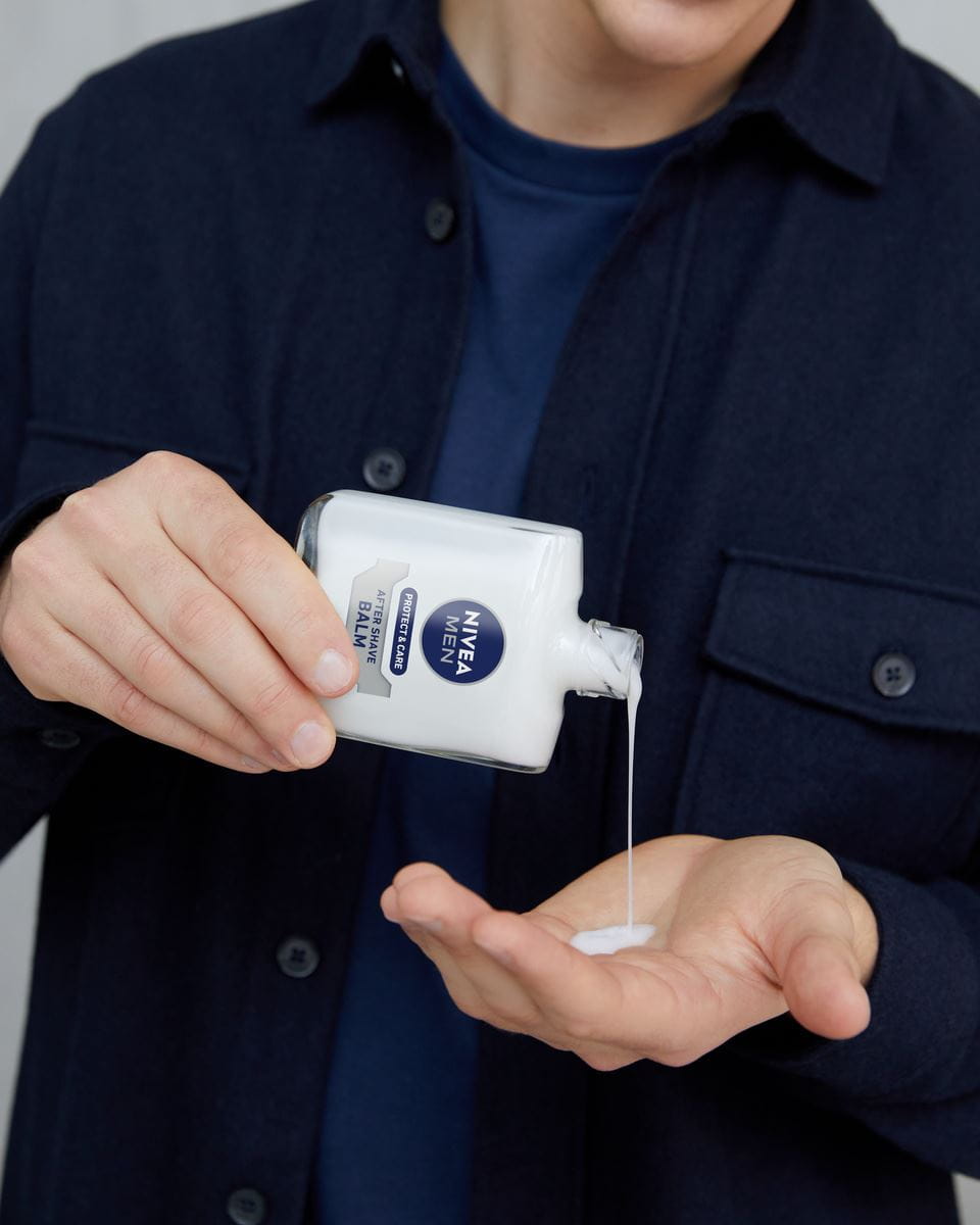  mand, der bruger NIVEA MEN Sensitive Post-Shave Balm