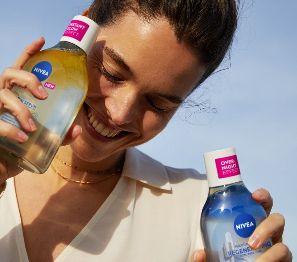 jeune femme utilisant l'Eau Micellaire Régénérante NIVEA + 5% Sérum au Panthénol & Squalane