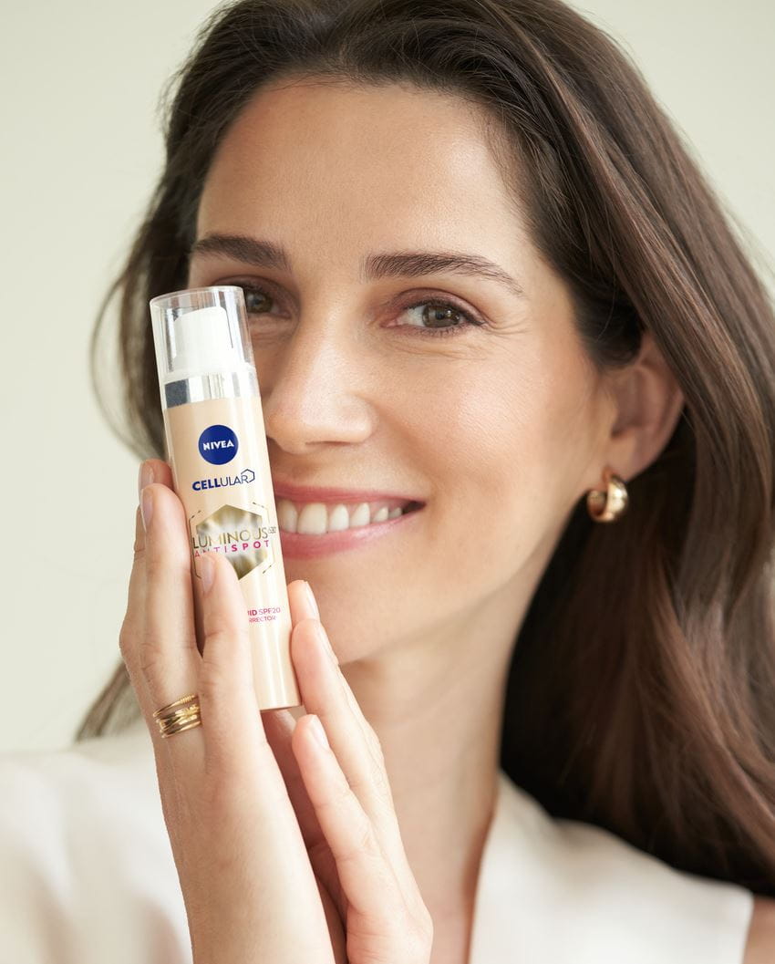 kvinde, der bruger Nivea Cellular Luminous Anti Spots ansigtscreme