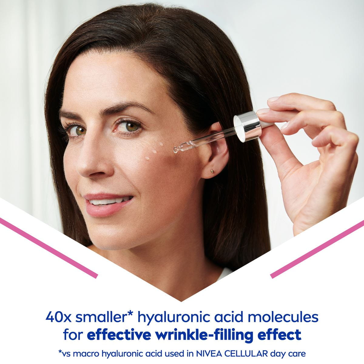 žena nanosi serum na lice