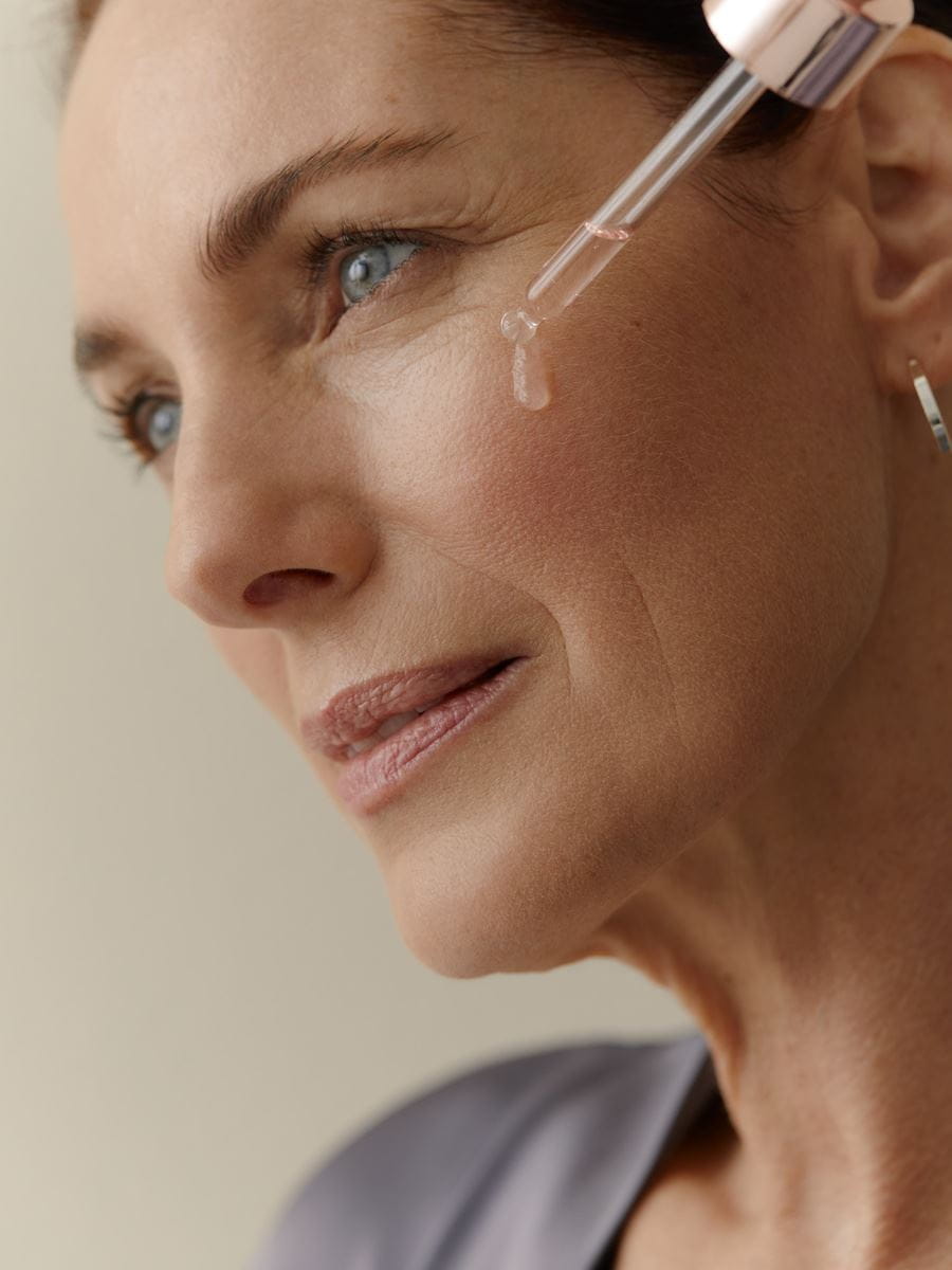 femme appliquant un sérum