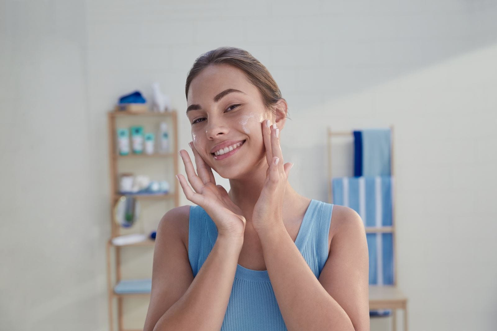 meisje haar gezicht schoonmaken