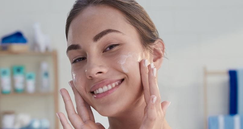 fille nettoyant son visage