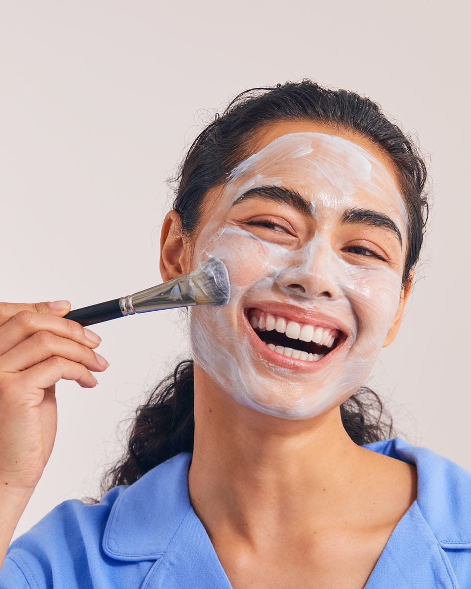 meisje met zelfgemaakt gezichtsmasker